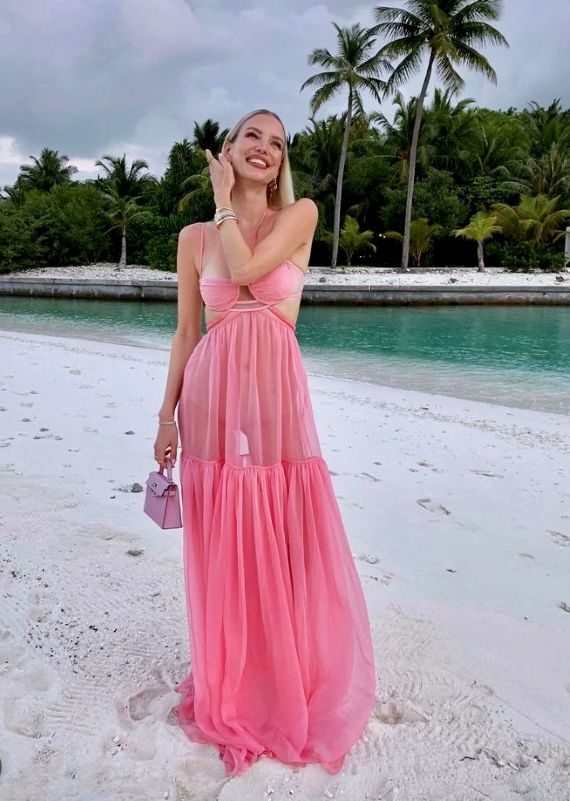Sparkly resort sandals and Leonie Hanne in pink dress 
